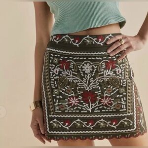 Francesca’s Women’s Maggie Twill Embroidered Mini Skirt Size Small New